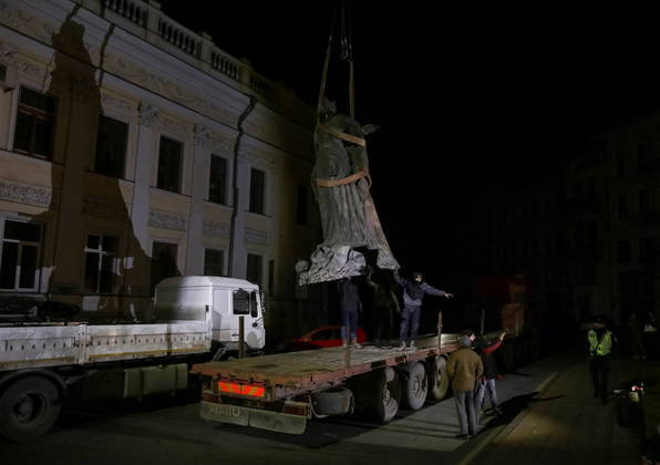 Autoridades da região de Odessa, na Ucrânia, decidiram demolir uma estátua do fim do século 19 da imperatriz da Rússia Catarina, a Grande. A obra para retirar o monumento ocorreu nesta quinta-feira (29)