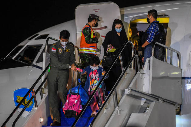 An Indonesian Airforce personnel helps a girl down the stairs of the aircraft as Indonesian citizens who were evacuated from Kabul, Afghanistan, arrive at Halim Perdanakusuma airbase in Jakarta, Indonesia, August 21, 2021, in this photo taken by Antara Foto. Antara Foto/Galih Pradipta/ via REUTERS ?ATTENTION EDITORS - THIS IMAGE WAS PROVIDED BY A THIRD PARTY. MANDATORY CREDIT. INDONESIA OUT.