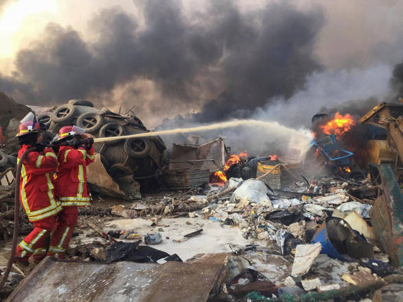 Bombeiros apagam incêndio no porto de Beirute