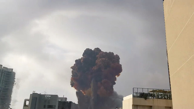 Uma imensa coluna de fumaça se ergueu na cidade e pode ser vista mesmo a quilômetros de distância.