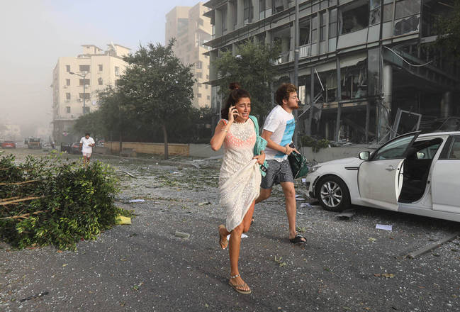As ruas ao redor ficaram cheias de poeira e pedaços de objetos destruídos