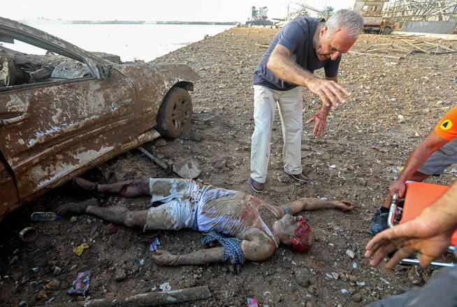 A princípio, Azakir pensou que o homem estava morto.&nbsp;Mas então o homem abriu os olhos e começou a agitar os braços e pedir ajuda.&nbsp;Azakir chamou alguns socorristas que estavam por perto
