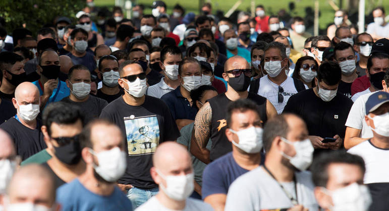 Trabalhadores em reunião sindical em Taubaté após Ford anunciar fechamento