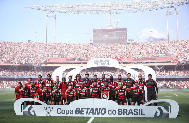 Sampaoli escolheu escalar Rossi; Wesley, Fabrício Bruno, Léo Pereira, Ayrton Lucas; Pulgar, Thiago Maia, Gerson, Arrascaeta; Bruno Henrique e Pedro