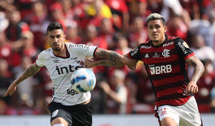 O preço da derrota para um torcedor do Athletico Paranaense? Voo ida e volta de Curitiba para Guaiaquil: R$ 4.500. Pernoite em hotel próximo ao estádio: R$ 345. Refeição em restaurante barato: R$ 15. Ingresso da partida: R$ 743,30. Custo total: R$ 5.603,30. Distância total percorrida (ida e volta): 12.000 km