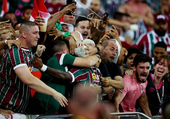 A emoção tomou conta do jogador, que abraçou o torcedor do Fluminense como se ele mesmo estivesse na arquibancada