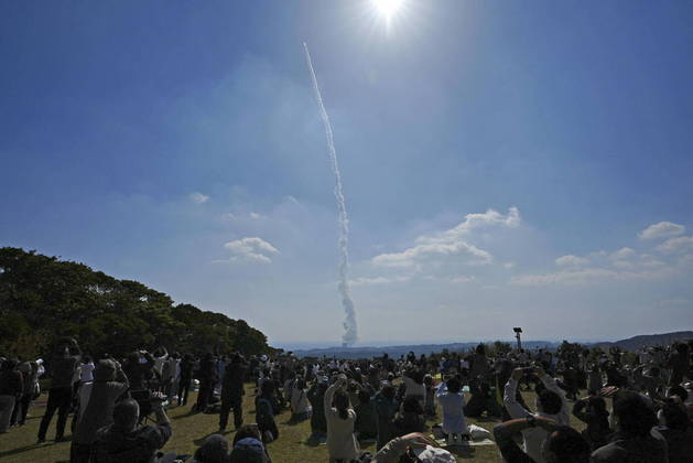 O foguete gerou muita expectativa na população japonesa: milhares de pessoas foram às ruas para acompanhar o lançamento. A destruição do foguete ocorreu depois que o motor falhou no segundo estágio da subida, o que impediria que o veículo entrasse na órbita da Terra