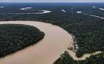 Imagem aérea indica o detalhe de uma comunidade ribeirinha, São Gabriel, às margens do emaranhado de rios que cortam o Vale do Javari