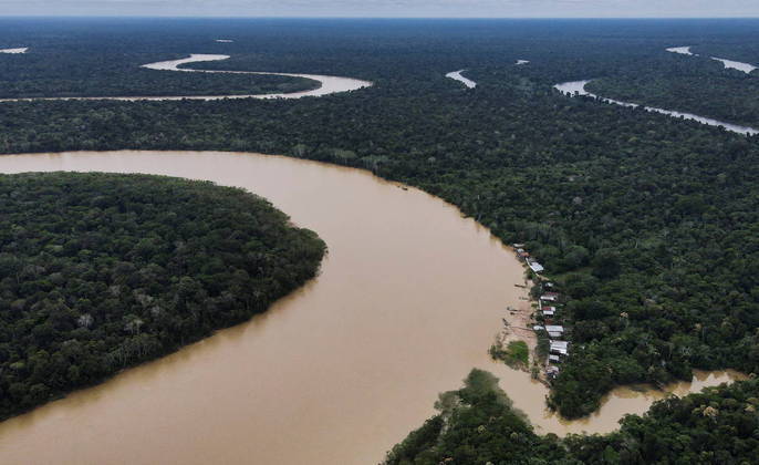 Imagem aérea indica o detalhe de uma comunidade ribeirinha, São Gabriel, às margens do emaranhado de rios que cortam o Vale do Javari