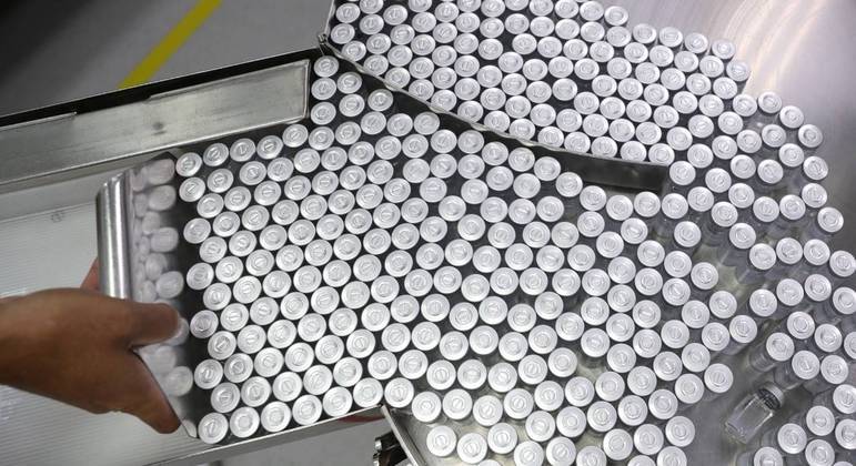 Frascos de vacina na fábrica do Butantan, em São Paulo