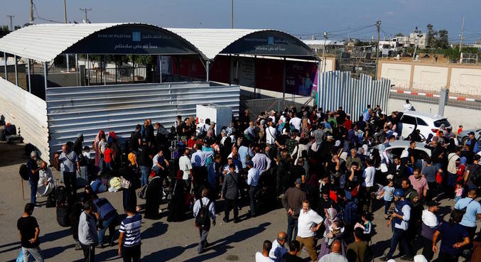 Palestinos com dupla nacionalidade e estrangeiros tentam sair de Gaza por Rafá