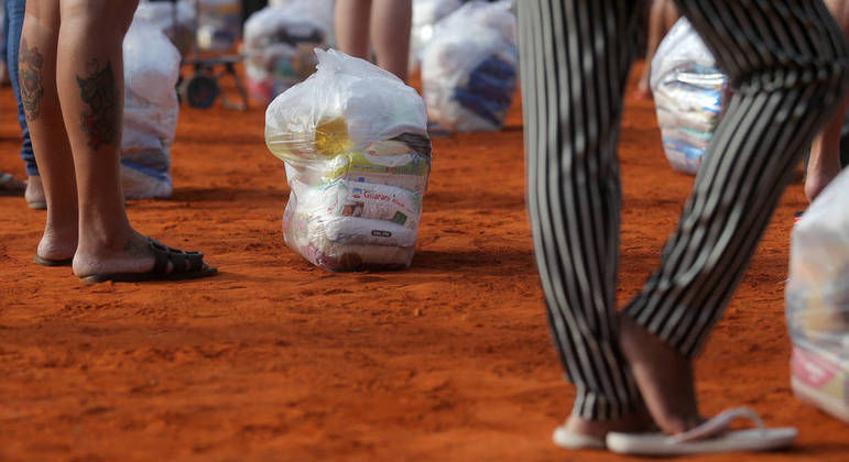 Doações caíram na pandemia e cestas básicas são entregues para as famílias mais necessitadas
