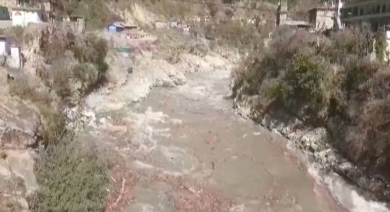 Rompimento da geleira destruiu barragem de hidrelétrica e rio invadiu tudo