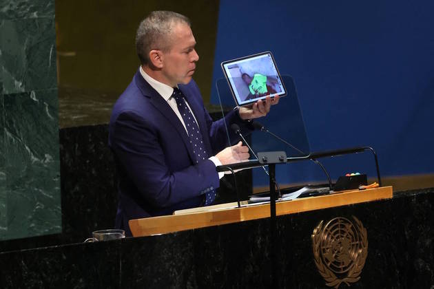 19º dia —

O embaixador de Israel na ONU, Gilad Erdan,
pediu a renúncia do secretário-geral da entidade, António Guterres. O motivo
foi um discurso de Guterres no qual o secretário afirmou que 'os ataques
do Hamas não aconteceram ao acaso'. Para o israelense, o secretário-geral
teria insinuado que o ataque-surpresa realizado pelos terroristas do Hamas no
dia 7 de outubro seria culpa de Israel 