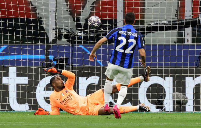 A Inter não quis dar tempo para a defesa do Milan se reestruturar e, três minutos depois, aos 11 minutos da primeira etapa, Dimarco iniciou uma jogada pela esquerda. O jogador viu espaço para fazer o passe para Mkhitaryan e, depois de arrancar para a área, o meia encheu o pé para fazer 2 a 0