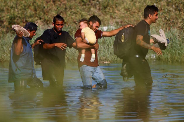 Os imigrantes da América Latina que tentam entrar nos Estados Unidos, ilegalmente, pelo México enfrentam uma série de humilhações. Entre os desafios, estão vencer horas de cabanas improvisadas em um trem de carga, carregar crianças de colo pela água e ainda encontrar cercas repletas de arame farpado do lado americano. Tudo isso ocorre na cidade de Villa Ahumada, em Ciudad Juarez, no México