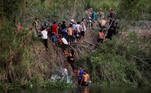 Os migrantes tentam, principalmente, superar as águas e a lama do rio Bravo, localizado em Matamoros, no México, para entrar no território americano