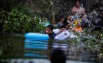 Os riscos de morte a que os imigrantes se submetem incluem nadar por um rio de correnteza forte