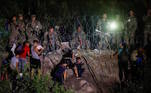 Os imigrantes, porém, são observados de perto por forças de segurança dos Estados Unidos, que se protegem com cercas a fim de impedir a entrada