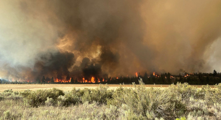 Clima seco e temperaturas elevadas complicam os incêndios nos Estados Unidos e Canadá