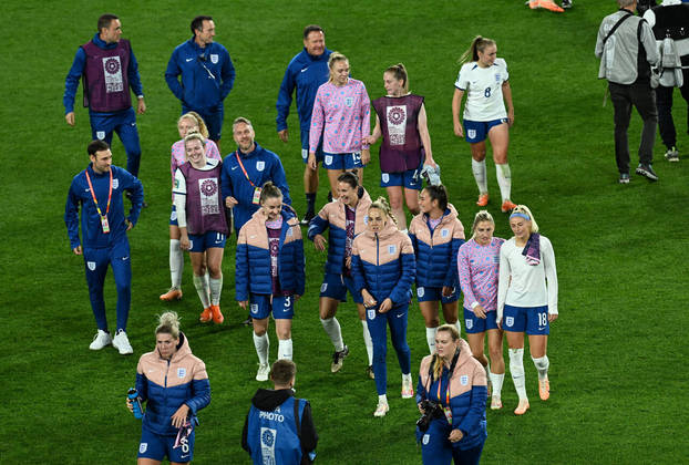 Cor do calção inglês X confortoAs cores do uniforme da seleção feminina da Inglaterra não foram escolhidas aleatoriamente. Depois de um pedido feito pelas próprias jogadoras, a marca esportiva responsável pela distribuição das peças optou por colocar cores escuras nos calções. A mudança gerou mais conforto para as atletas, que antes levantavam preocupação com o ciclo menstrual e o tecido branco. Para ficarem ainda mais à vontade, a Nike colocou um segundo forro na peça, para evitar vazamentos