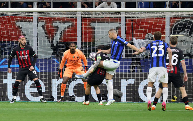 Nos primeiros minutos da partida, a Inter começou a dominar o campo. Mais ofensiva, a equipe conseguiu um escanteio aos 8 minutos do primeiro tempo. Çalhanoğlu foi para a cobrança e a bola encontrou os pés de Dzeko. O atacante chutou de primeira, na caixa, e balançou as redes, inaugurando o placar