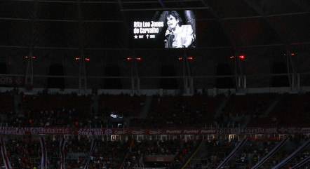 Rita Lee foi homenageada antes do início da partida
