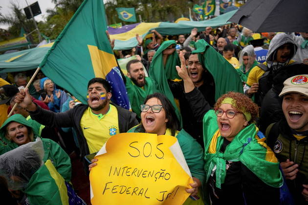 Os manifestantes também estão em frente ao Quartel General do Exército da 2ª Região, em São Paulo. Eles gritam por intervenção militar imediatamente depois da vitória de Lula nas urnas