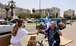 Os idosos também receberam presentes para comemorar a paz na região. 'Alcançamos os objetivos, é um êxito excepcional', afirmou Netanyahu à imprensa no quartel-general do exército em Tel Aviv, após 11 dias de hostilidades entre as forças israelenses e o movimento islamita Hamas, que governa o território palestino