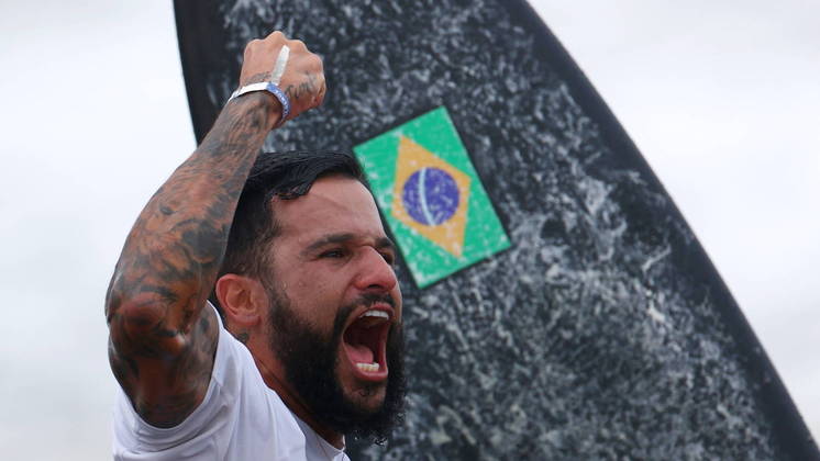 A primeira medalha de ouro da história do surfe olímpico masculino é do Brasil! Nesta terça-feira (27), Italo Ferreira atropelou o japonês Kanoa Igarashi, algoz de Gabriel Medina na semi, e confirmou o título com a somatória de 15,14 contra apenas 6,60