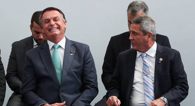 O presidente da República, Jair Bolsonaro, e o ministro da Defesa, Walter Braga Netto