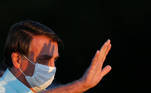 Brazil's President Jair Bolsonaro gestures before a ceremony of lowering the national flag for the night, amid the coronavirus disease (COVID-19) outbreak, at the Alvorada Palace in Brasilia, Brazil, July 22, 2020. REUTERS/Adriano Machado