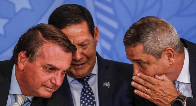 O presidente Jair Bolsonaro, o vice-presidente Hamilton Mourão e o ministro Braga Netto