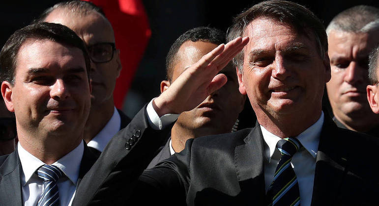 Flávio Bolsonaro diz que o ex-presidente não tem previsão para voltar para o Brasil
