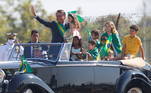 Bolsonaro no Rolls Royce presidencial durante evento pelo 7 de Setembro, em Brasília