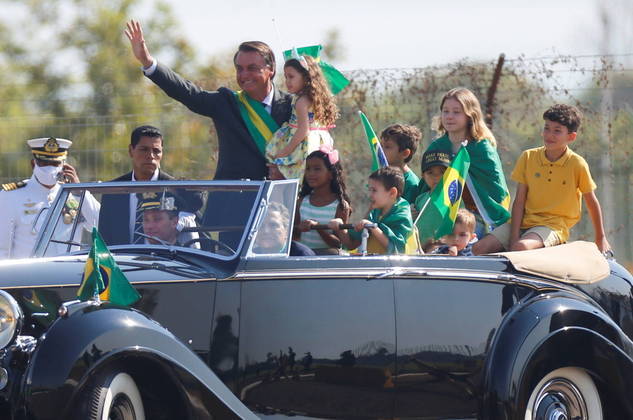 Bolsonaro no Rolls Royce presidencial durante evento pelo 7 de Setembro, em Brasília