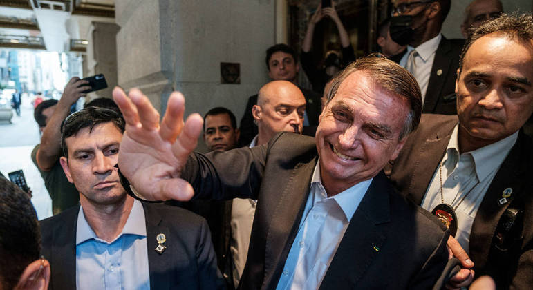 Bolsonaro cumprimenta admiradores durante sua passagem por Nova York, nesta semana