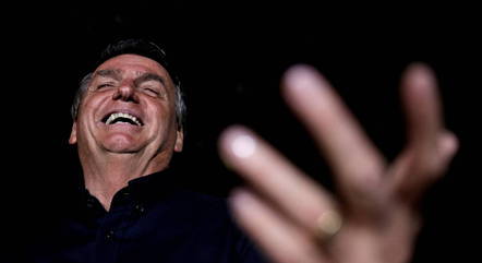 Bolsonaro costura acordos políticos por reeleição