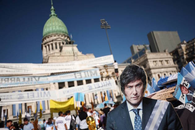 Avesso à política tradicional, à qual se refere como 