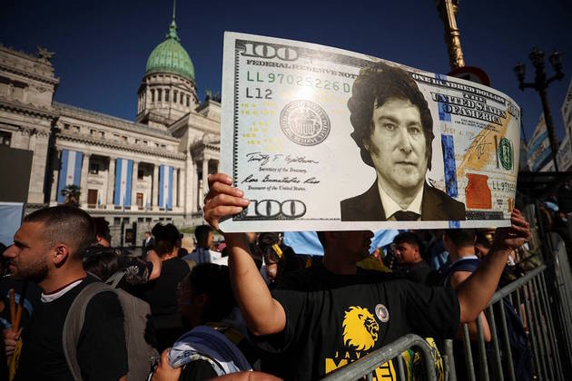 O economista libertário e ultraliberal de 53 anos assume, neste domingo (10), a Presidência decidido a dar um tratamento de choque para tirar o país da sua crônica crise financeira. Para isso, Milei precisará do apoio da oposição