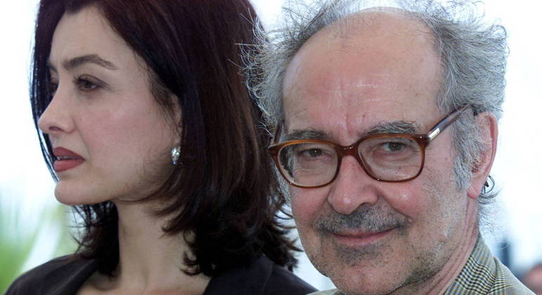 Jean-Luc Godard sorri ao lado da atriz Cecile Camp, na 54ª edição do Festival de Cannes, em 2001