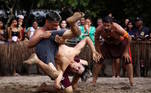 Os indígenas disputaram uma modalidade que se assemelha à luta-livre ou wrestling, como é chamado nas Olimpíadas. Trata-se de um esporte que mescla força e destreza dos atletas