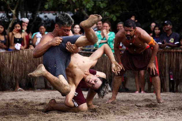 Os indígenas disputaram uma modalidade que se assemelha à luta-livre ou wrestling, como é chamado nas Olimpíadas. Trata-se de um esporte que mescla força e destreza dos atletas