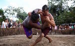 Moradores de uma aldeia de Peruíbe (SP) disputaram, entre a última sexta (21) e o domingo (23), os Jogos Indígenas, uma competição interna que serve para colocar à prova a força dos lutadores