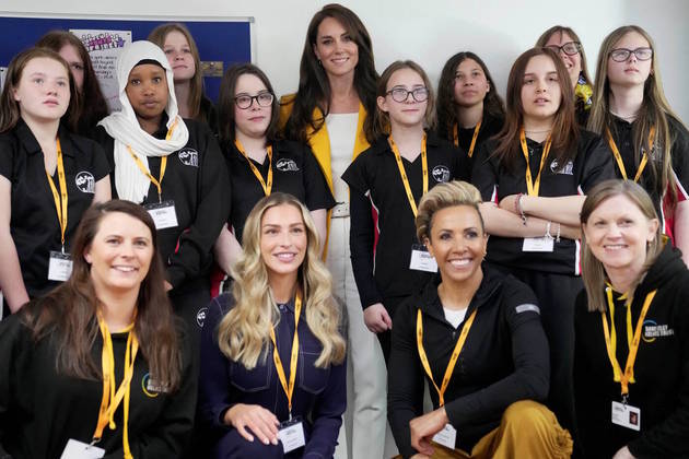 A princesa ainda posou para fotos com um grupo de alunos que integra a entidade
