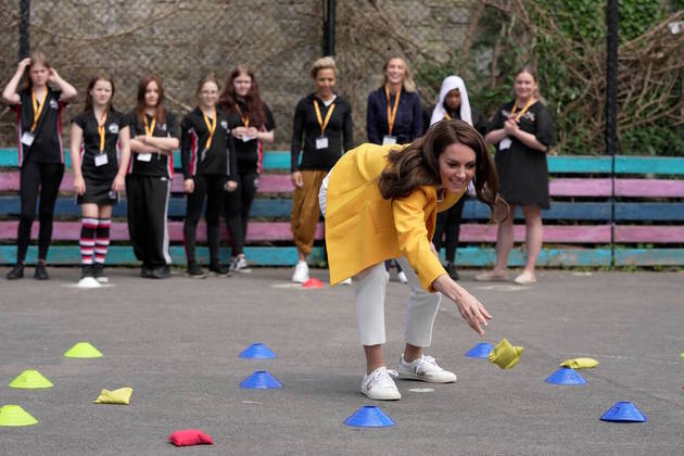 Kate entrou na brincadeira dos jovens e chegou a brincar com o tradicional 
