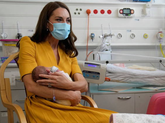 A mamãe, que é nascida em Budapeste, na Hungria, pediu à princesa que segurasse a bebê, se ela assim o quisesse