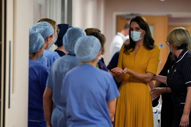 O diário britânico Daily Mail ainda destacou as mechas morenas de Kate, usadas em cachos e dobradas atrás de uma orelha, que balançavam ao vento enquanto ela caminhava até a entrada do hospital