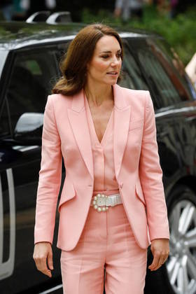 Aos 41 anos de idade e mãe de três, Kate arrasou na agenda oficial, com a roupa que combinava acessórios em pérola