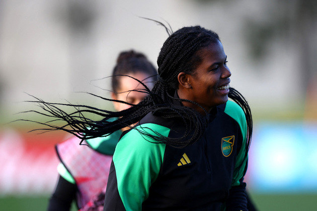 Khadija Shaw esteve em campo pela Jamaica no jogo que marcou a eliminação do Brasil no Mundial. Por ter talento com a bola desde criança, ela recebeu bolsas de estudos para atuar em faculdades americanas. Assim, ela aceitou o convite da Universidade do Tennessee, nos Estados Unidos, e se graduou em comunicação